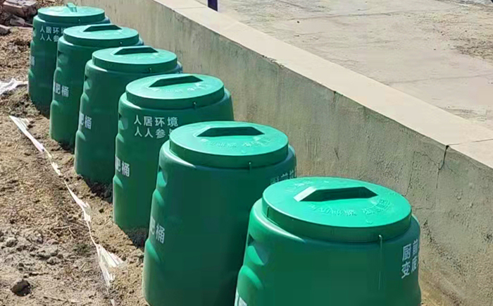 堆肥桶完成资源循环